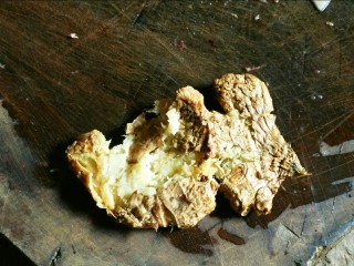 9、铁锅糊米鸡,两辦姜，用力拍碎，不用切末。