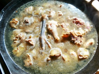 11、铁锅糊米鸡,加入清水，没过鸡肉为好。加柴煮开。