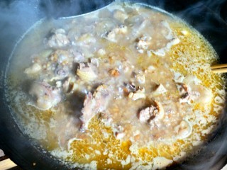 12、铁锅糊米鸡,柴火火力不用看，烧完了火会慢慢变小，锅里的也就随着火慢慢炖就行。