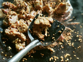 10、铁锅糊米鸡,把姜加入锅里。