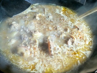 13、铁锅糊米鸡,炖到糊米软烂就好了，加上适量的盐调味即可。