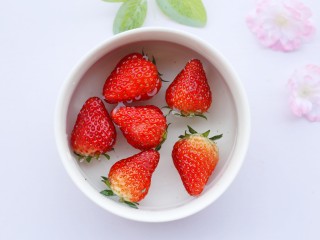 2、两分钟自制超nice的草莓奶昔,草莓用盐水浸泡几分钟去蒂清洗干净。