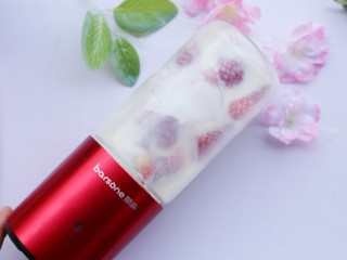 8、两分钟自制超nice的草莓奶昔,将酸奶草莓打成汁。