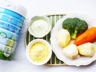 1、土豆蔬菜饼,准备食材：土豆3个、西兰花一朵，胡萝卜半根、玉米粉适量，澳优淳璀有机配方奶粉3勺。