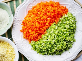 3、土豆蔬菜饼,趁蒸土豆的时间将西兰花胡萝卜剁碎。