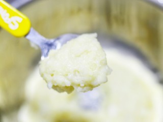 4、土豆蔬菜饼,土豆趁热用勺子压成泥；