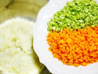 5、土豆蔬菜饼,加入切碎的西兰花和胡萝卜；