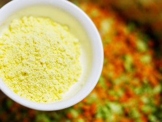 6、土豆蔬菜饼,加入玉米粉；