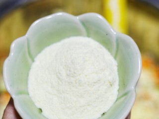 7、土豆蔬菜饼,加入澳优淳璀有机奶粉。