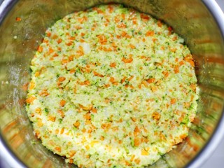 8、土豆蔬菜饼,加入适量盐和胡椒粉，慢慢搅拌均匀。