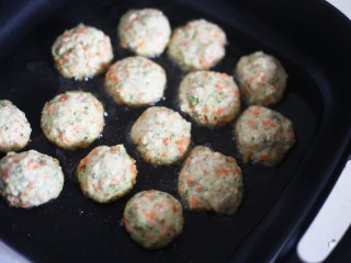 9、土豆蔬菜饼,平底锅加热，放少许植物油，放到锅里锅中刷一层油，取一小块面团揉圆，放入锅中小火慢煎。