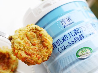 10、土豆蔬菜饼,用勺子或铲子摊成小饼状，薄一点，小火煎煎至两面金黄，全部成熟后即可出锅。