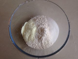 1、黑芝麻香葱花卷,面粉,奶粉和糖倒入和面盆里