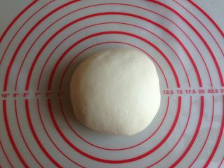 2、黑芝麻香葱花卷,酵母溶于温水中,倒入面粉里和成光滑的面团