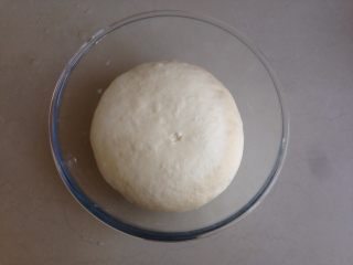 3、黑芝麻香葱花卷,盖上保鲜膜,在温暖处发酵60分钟