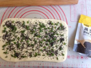 5、黑芝麻香葱花卷,葱花加点盐混合后撒在面皮上,再撒些黑芝麻