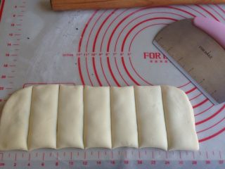 7、黑芝麻香葱花卷,切成七等份