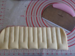 8、黑芝麻香葱花卷,在每一份中间再切一刀,不切断