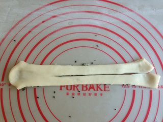 9、黑芝麻香葱花卷,两手各拿一端,轻轻拉长