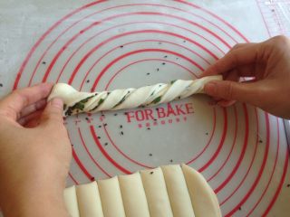 10、黑芝麻香葱花卷,两手反方向扭