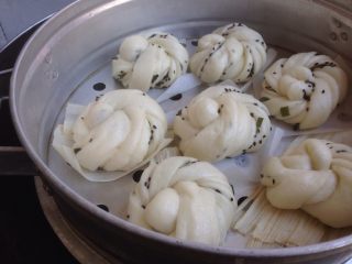13、黑芝麻香葱花卷,冷水上锅蒸,大火烧开后转中小火蒸12分钟