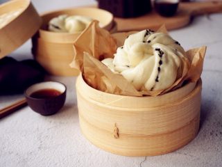 14、黑芝麻香葱花卷,关火,继续焖3分钟再去揭盖