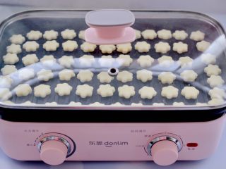 11、奶香小花朵馒头,盖上锅盖开始发酵。