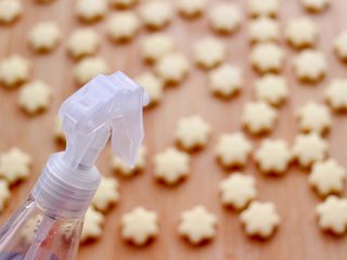 9、奶香小花朵馒头,把压好的小花朵面胚上，喷洒少许清水。