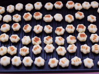 13、奶香小花朵馒头,小火慢慢开始烙制。