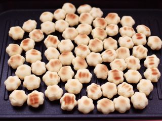 14、奶香小花朵馒头,看见两面烙制金黄色的时候，即可关火。