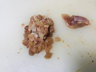 2、香菇滑鸡粥,鸡腿洗净，去骨去皮，切成小小丁；