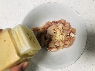 4、香菇滑鸡粥,撒一点儿姜粉；