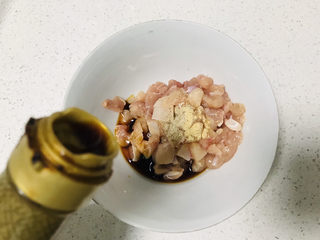 6、香菇滑鸡粥,再倒一点儿生抽调味；