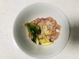 8、香菇滑鸡粥,加入姜片和小葱段；