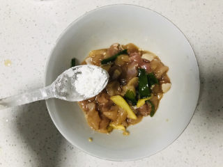 11、香菇滑鸡粥,再加小半勺玉米淀粉拌匀；