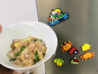 14、香菇滑鸡粥,放入冰箱冷藏腌制一晚上；