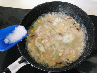 24、香菇滑鸡粥,加少许白糖，突出咸鲜口感；