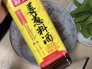 2、荷兰豆炒虾仁,加料酒