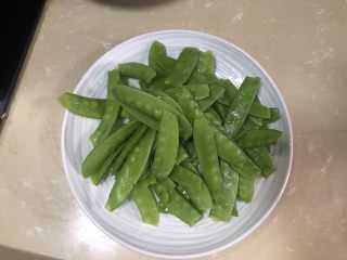 5、荷兰豆炒虾仁,荷兰豆掐去两端和边上的丝