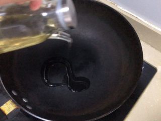 6、荷兰豆炒虾仁,少许油烧热