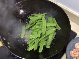 9、荷兰豆炒虾仁,底油加入荷兰豆煸炒