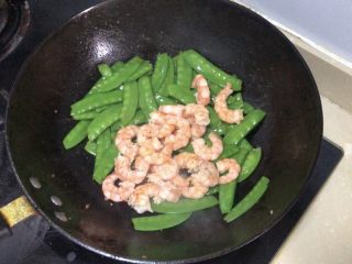 12、荷兰豆炒虾仁,加入之前炒好的虾仁