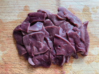 2、酱爆猪肝,猪肝洗净切片