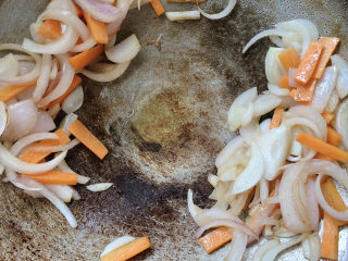 12、酱爆猪肝,锅中间留个位，加点儿油