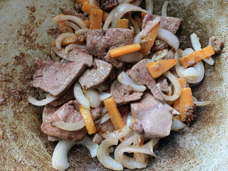 14、酱爆猪肝,快速翻炒