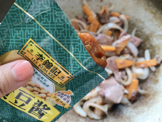 15、酱爆猪肝,加入黄豆酱20g调味