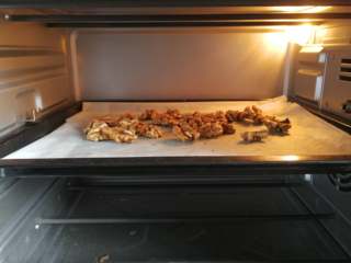 2、益智营养芝麻糊,核桃去壳，放入烤箱中烤香。烤盘放入烤箱中层，不需要提前预热150度热风，烘烤5-6分钟左右。同理不要烤过头了。如果没有烤箱用炒锅也一样。