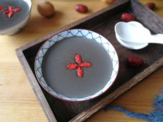 10、益智营养芝麻糊,核桃，黑芝麻，红枣，糯米，粳米都是非常好的养生食材，补血，补肾，补钙，益智，乌发美容。自制的没有任何添加剂，也不需要额外放白糖或蜂蜜，口感又香又甜，一家人喝了对身体都很好。