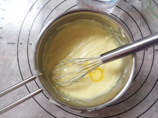 6、日式香草卡仕达,然后加入黄油，搅拌均匀