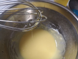 12、日式香草卡仕达,加入两个蛋黄搅拌均匀，蛋黄糊是这种稀稀的状态